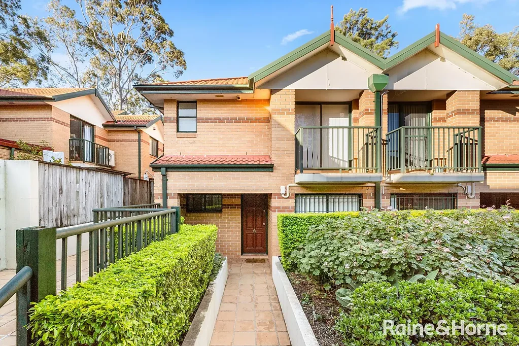 Stylish & Sunlit Townhouse In Prime Five Dock Location