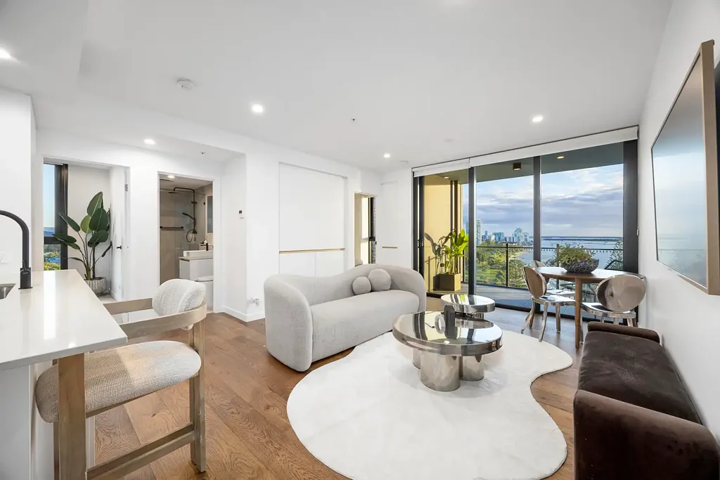 Southport 2침실 Broadwater views, resort-style amenities, and a walk-to-everything location