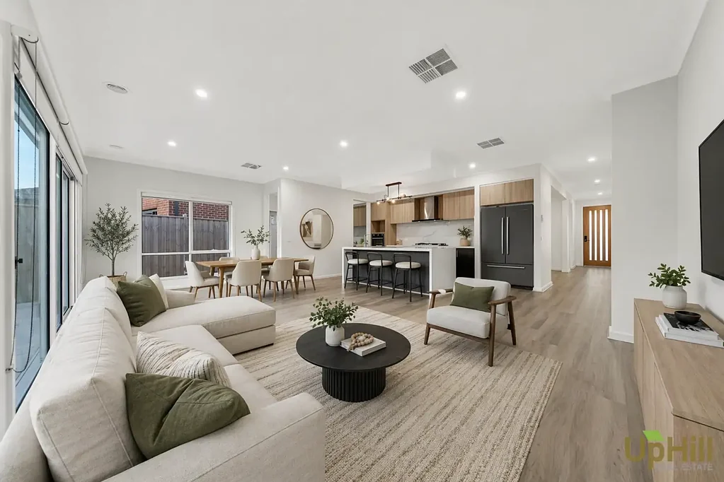 Clyde North 4غرفة نوم Stylish Near-New Family Home with Premium Finishes