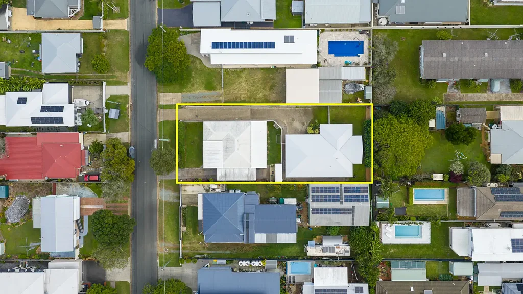 Woody Point 7chambre Two Homes. One Title. $1,440 Per Week in Rental Income on 1,012m²