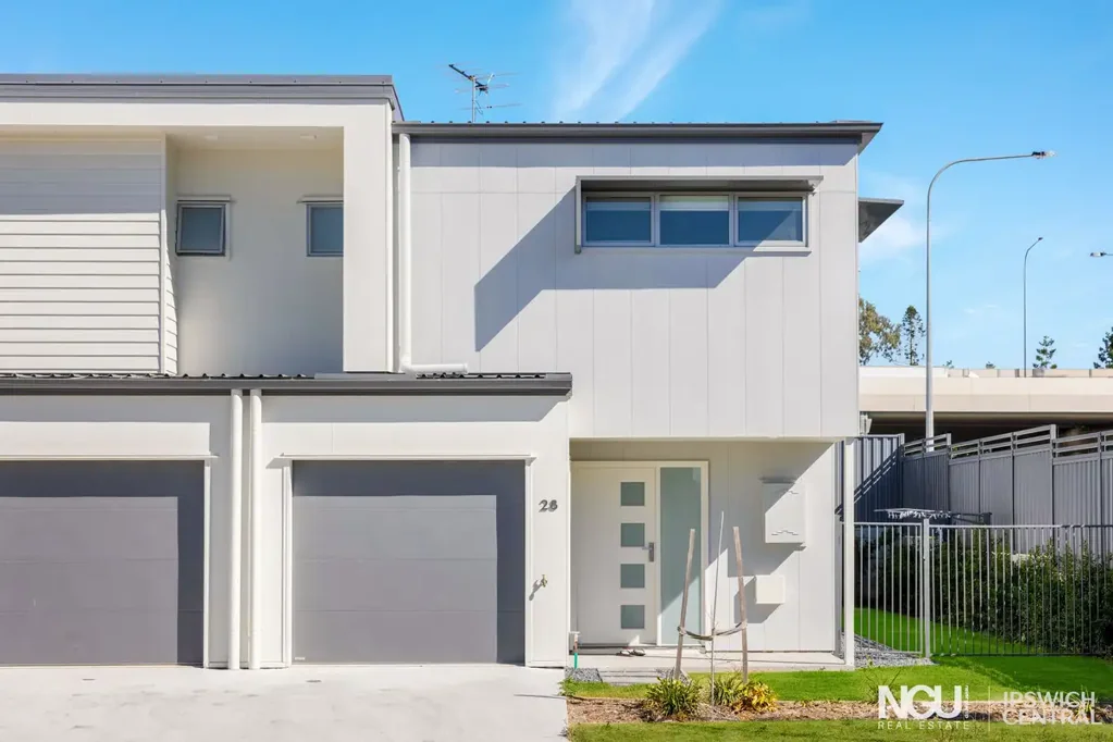 Riverview 3 Bedroom MODERN, LOW-MAINTENANCE IN A SUPER-CONVENIENT LOCATION