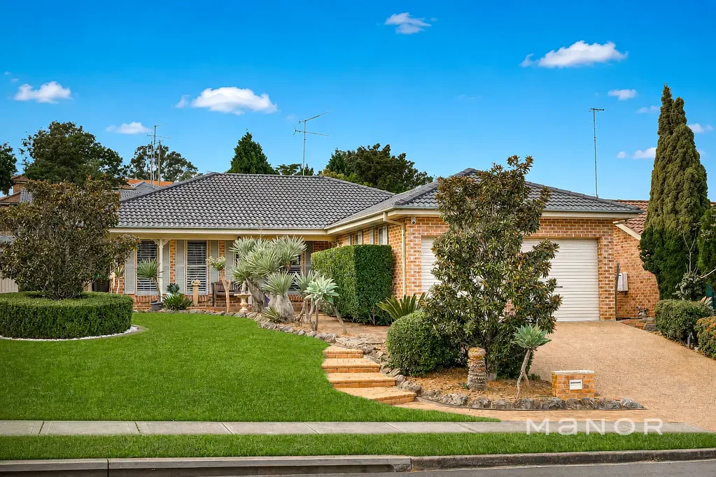 Baulkham Hills 4房 宽敞四卧套房  主卧步入衣帽  燃气厨配洗碗  游泳池娱乐  优质学区环绕  M2便捷入口  后院玩耍空间 Spacious Family Entertainer with Pool in a Prime Baulkham Hills Location
