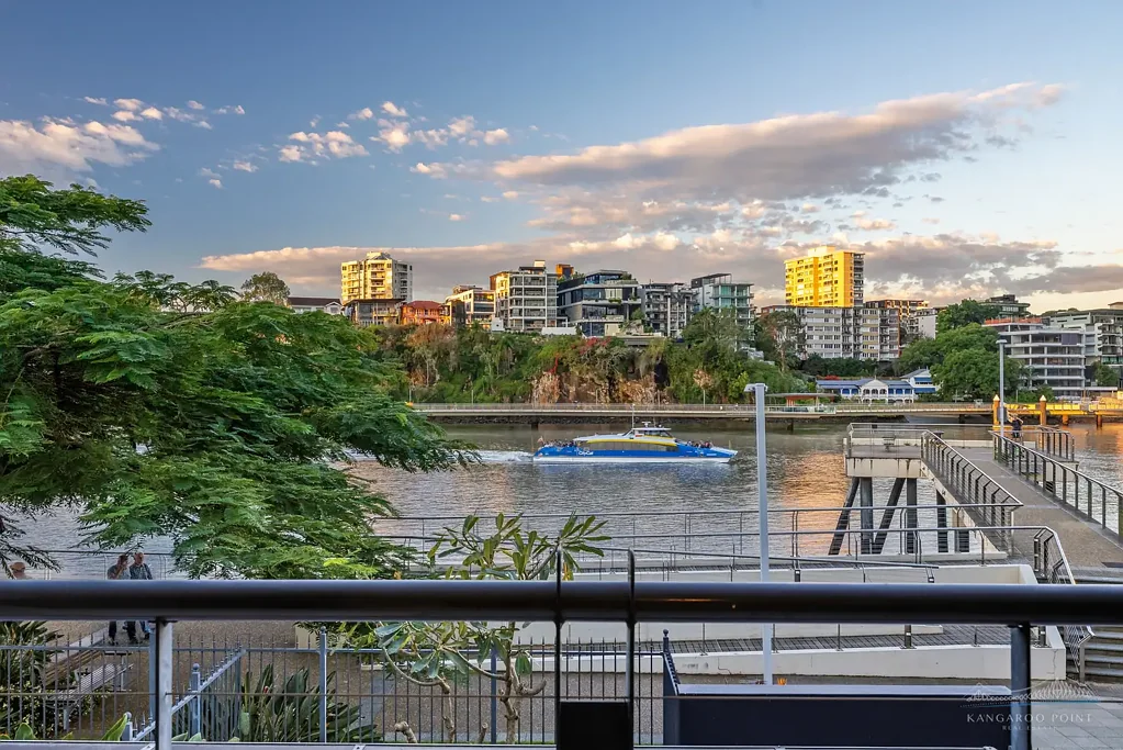 Kangaroo Point 3房 河滨瑰宝 多层别墅 无遮挡河景 现代厨房 加热泳池 健身房齐全 精品豪华社区 Rarely Available Riverfront Villa Offering an Unrivalled Lifestyle