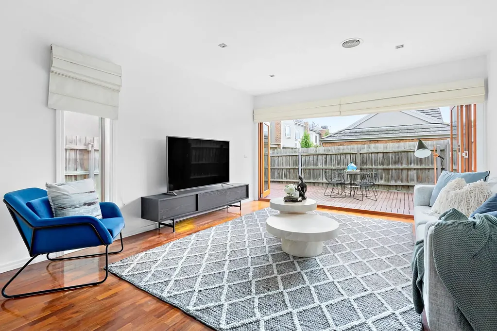 Spacious Townhouse in the McKinnon Secondary College Zone| FLARE REAL ESTATE