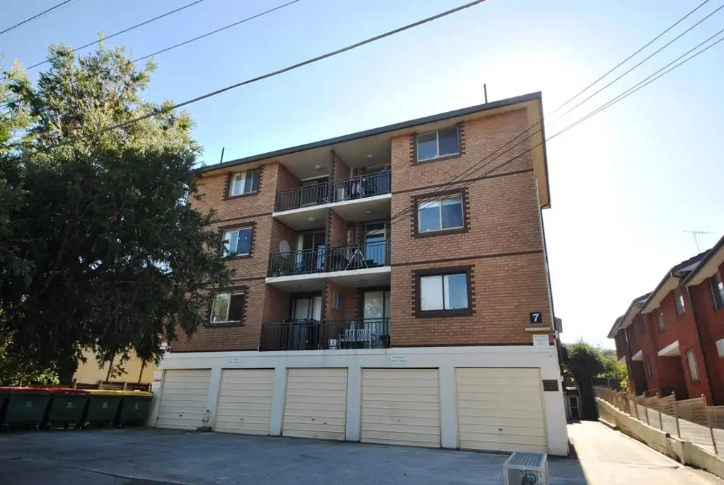 FULLY REFURBISHED TOP FLOOR UNIT