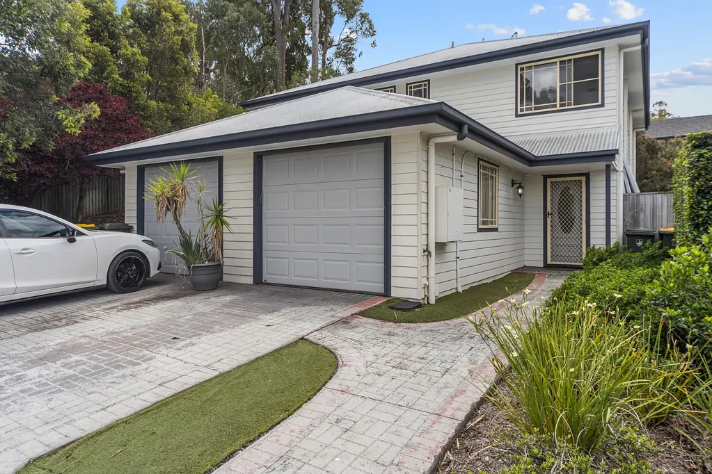 Poinciana Park townhouse with aircon + complex pool and BBQ facilities