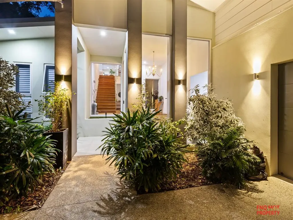 Trinity Beach 5Kwarto Absolute Beachfront, Custom-Designed Stunner!