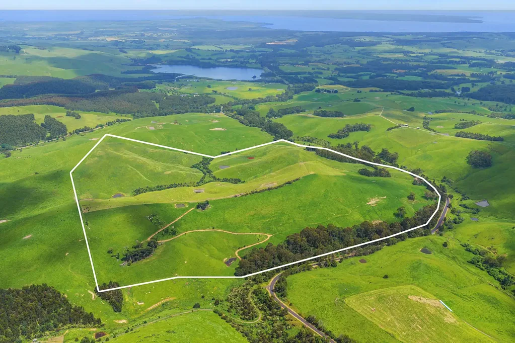 Almurta Land, Views, Location