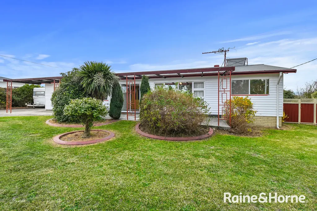 Sorell 4 Bedroom REDUCED! CENTRALLY LOCATED ON LARGE BLOCK - HIGH RENTAL RETURN