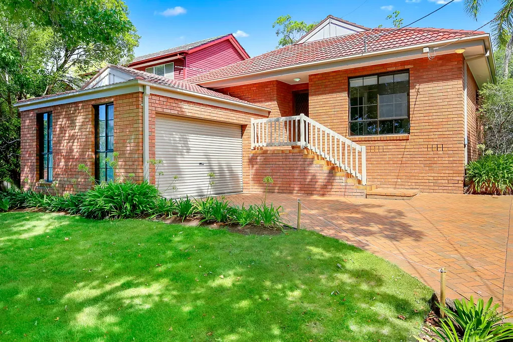 GREAT LOCATION, CLOSE TO SHOPS & PUBLIC TRANSPORT