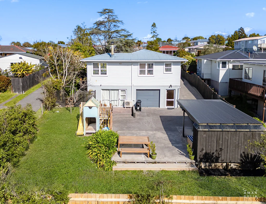 Te Atatu South 4غرفة نوم Spacious Living, Big Section, Prime Location