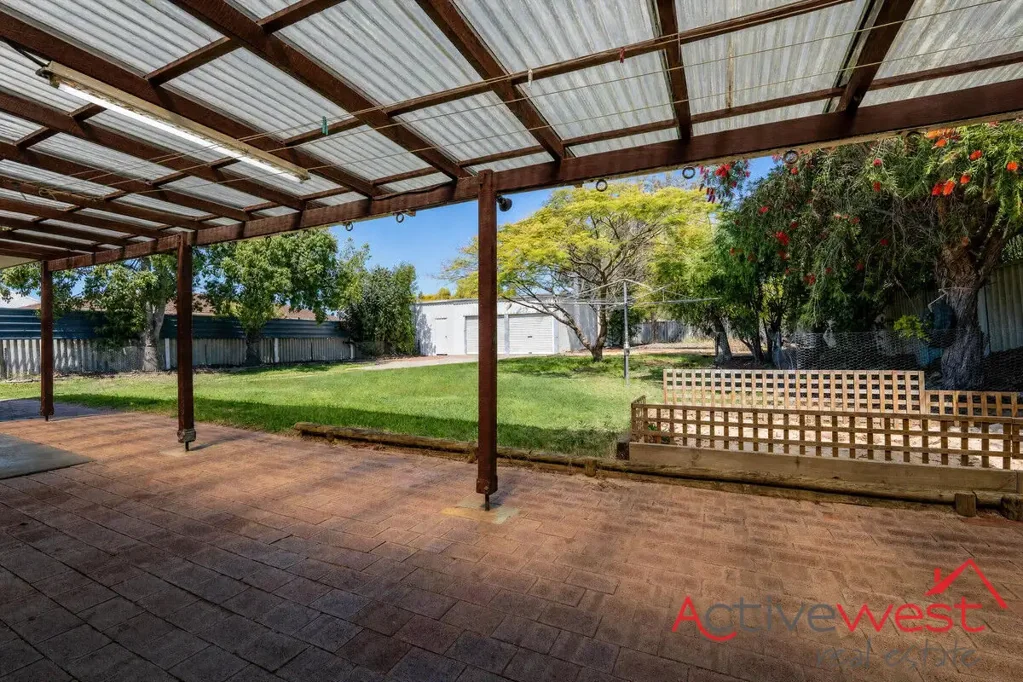 Wonthella 4 Slaapkamer Spacious Family Living on a Generous 1,012m² Block