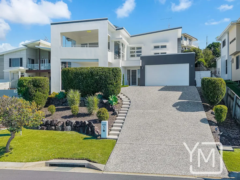 Aroona 4 Bedroom Exceptional Family Living - Ocean Views - Entertainer’s Delight