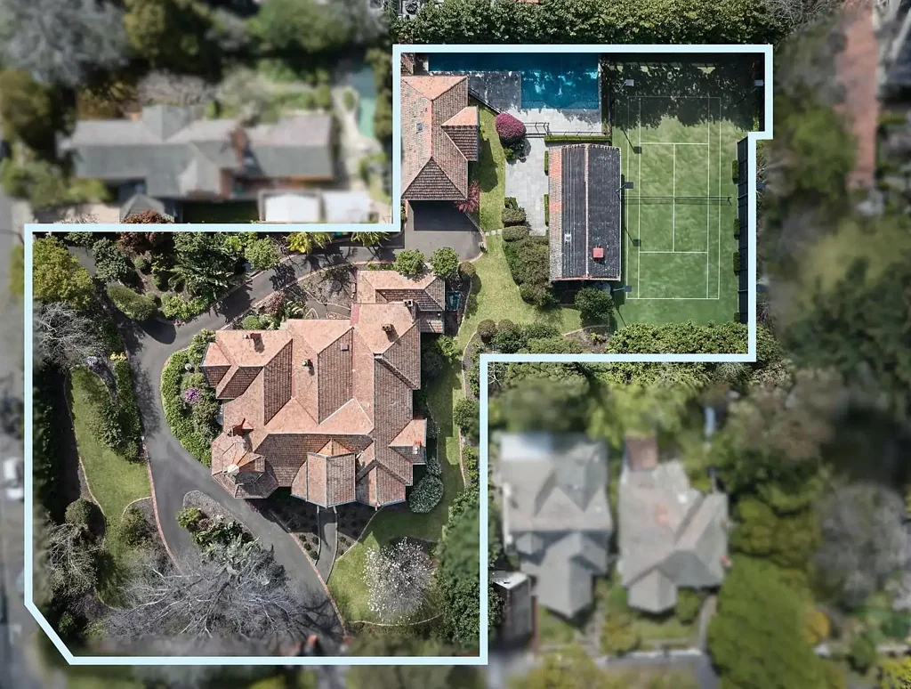 Hawthorn East 7房 著名建筑师设计 4198sqm阔地 女王安妮典范 都铎风格轮廓 宏伟空间 高挑天花板 壮丽城市景观 加热泳池 网球场 独立小屋 安全通道 精英社区 Talana Circa 1899