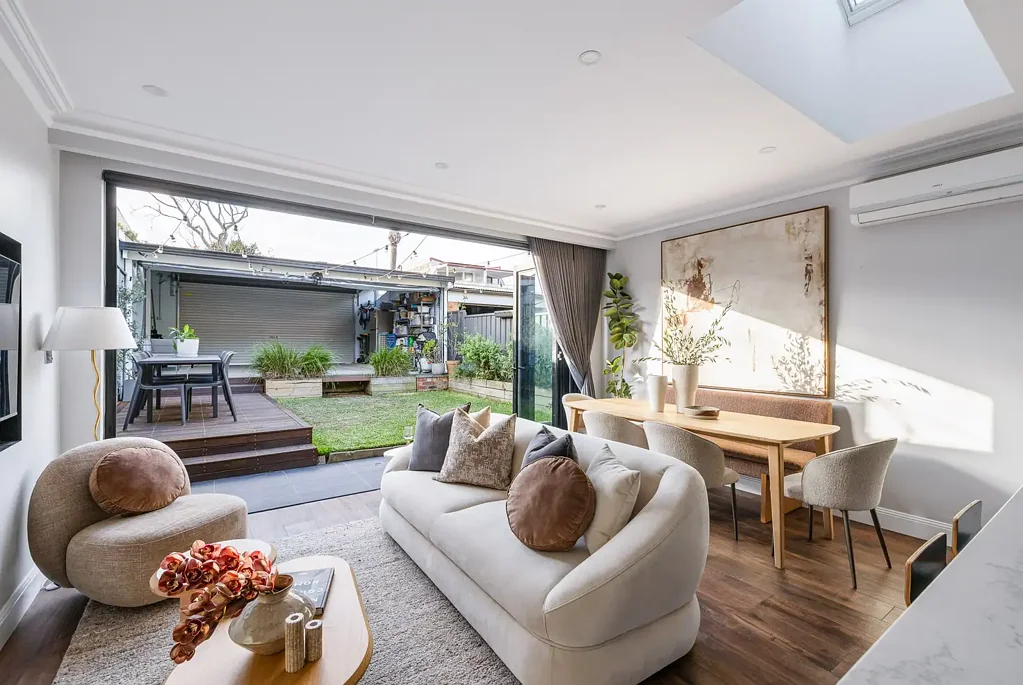 Stanmore 3Kwarto Freestanding home & north-facing in/outdoor living on 234sqm