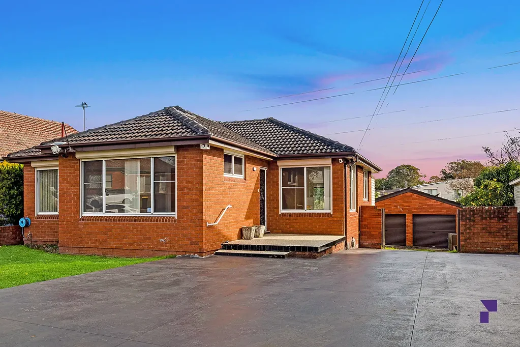 Greenacre 3Zimmer Charming family home on 771.4sqm block creates a lucrative redevelopment offering STCA