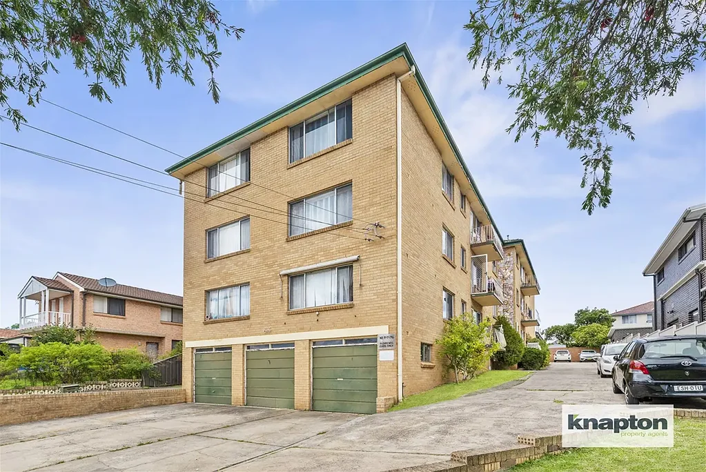 Lakemba 2房 朝北两居室单元 强大未来潜力 开放式厨房 宽敞起居区 北向阳台 自然光充足 空间宽敞卧室 功能齐全浴室 后部停车位 交通便利 Lakemba Station Belmore shops BELMORE BORDER