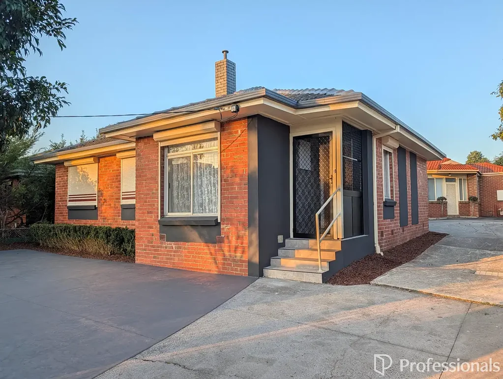 Heidelberg West 3 Slaapkamer Beautifully Renovated 3-bedroom Unit in an exceptional cconvenience & Llifestyle location - Prime Heidelberg West