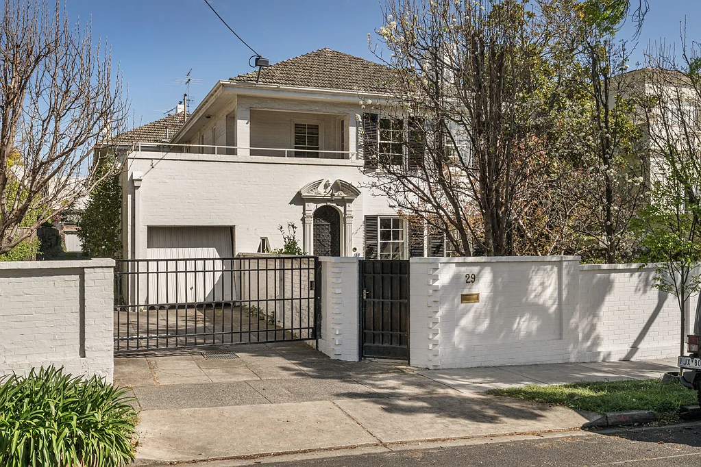 Elegance in the heart of Toorak