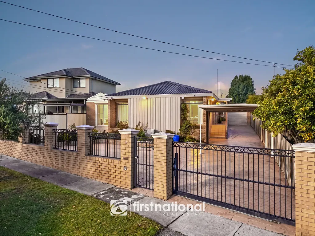 Noble Park North 4房 Noble Park North宁静角落 宽敞651m²地块 四卧带主卧套 设备齐全厨房 阳光房与开阔后院 近知名学校 交通购物便利 Spacious Living with Outstanding Lifestyle Appeal