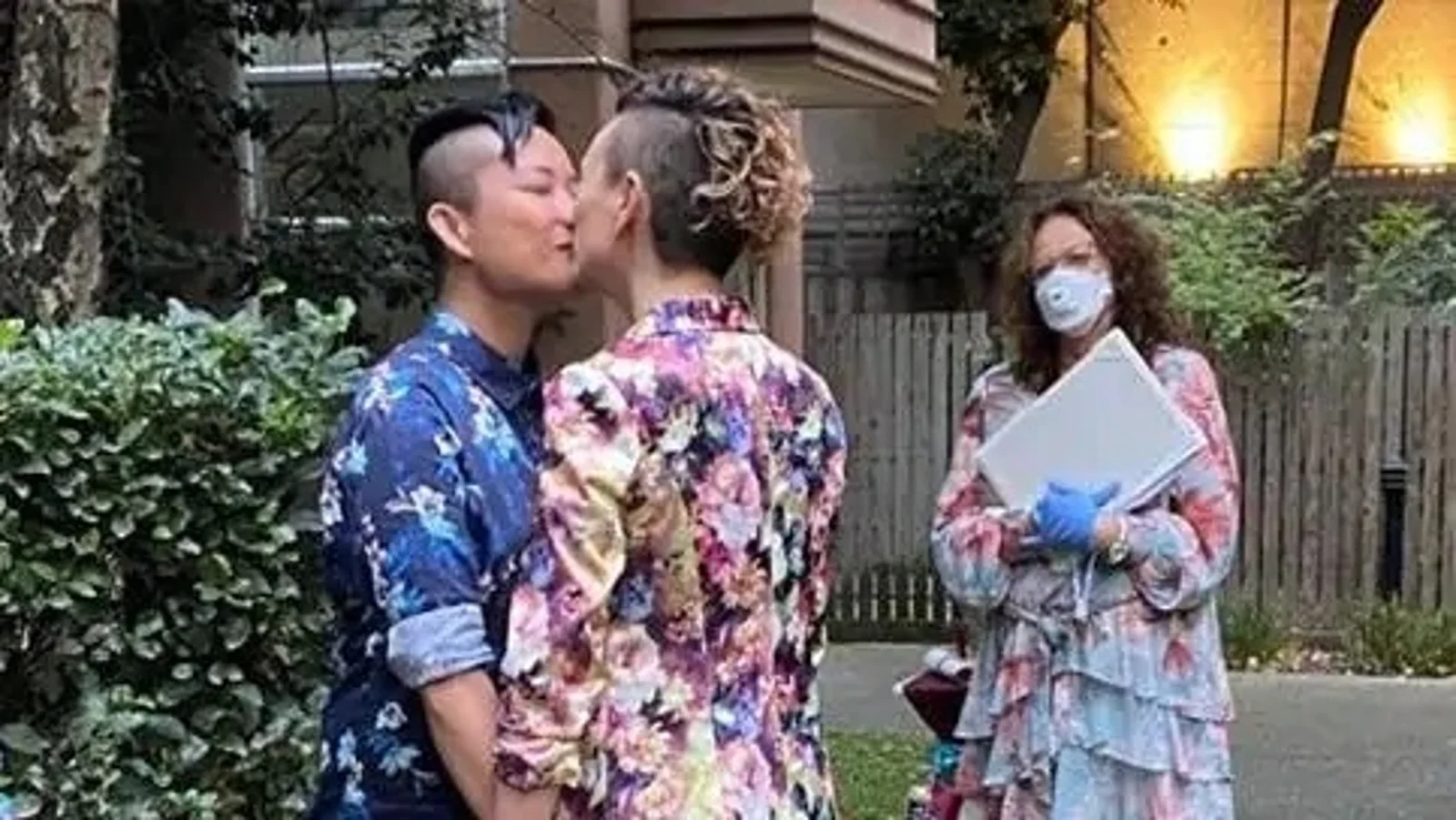 新冠疫情下的一场澳洲婚礼:司仪全程戴口罩,5人到场
