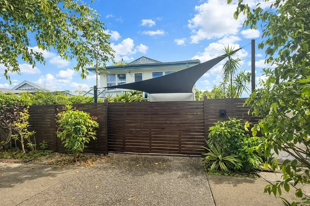 SPACIOUS 3-BEDROOM HOME WITH HUGE RPIVATE YARD – CAIRNS NORTH