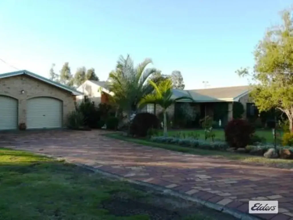 Spacious Family Home on 3/4 Acres in the Heart of Withcott