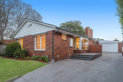Frankston 3房 位于美丽的 Frankston High 学区小巷，充满烧结砖特色的住宅 Clinker-Brick Character in a Lovely FHSZ Court Locale