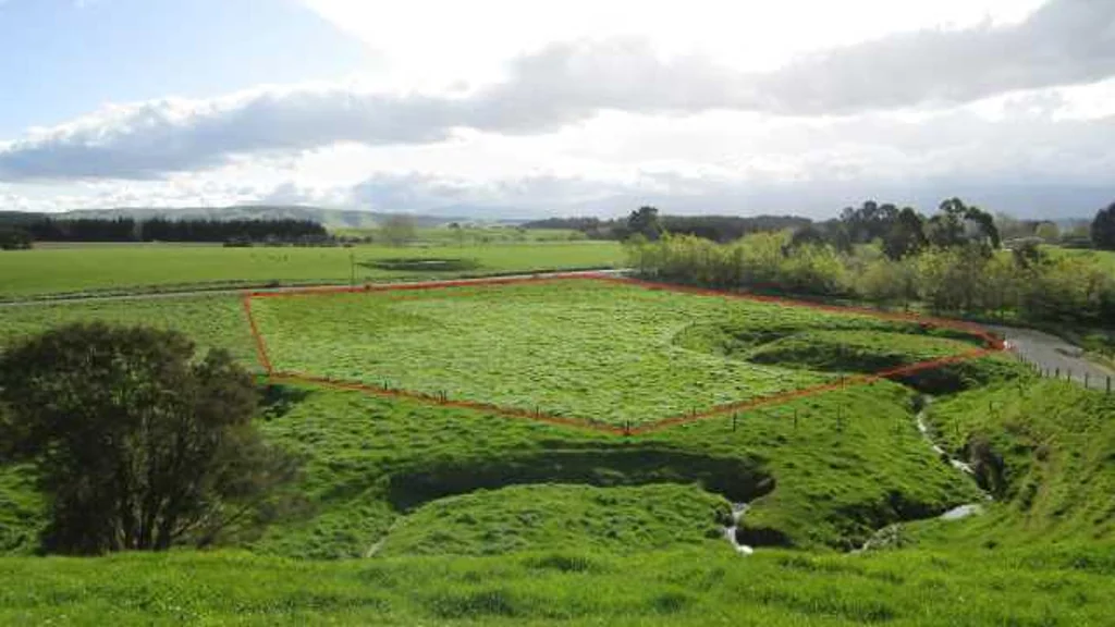 Gladstone 1ਬੈੱਡਰੂਮ Scenic Wairarapa Retreat – Bare Land with Cabin