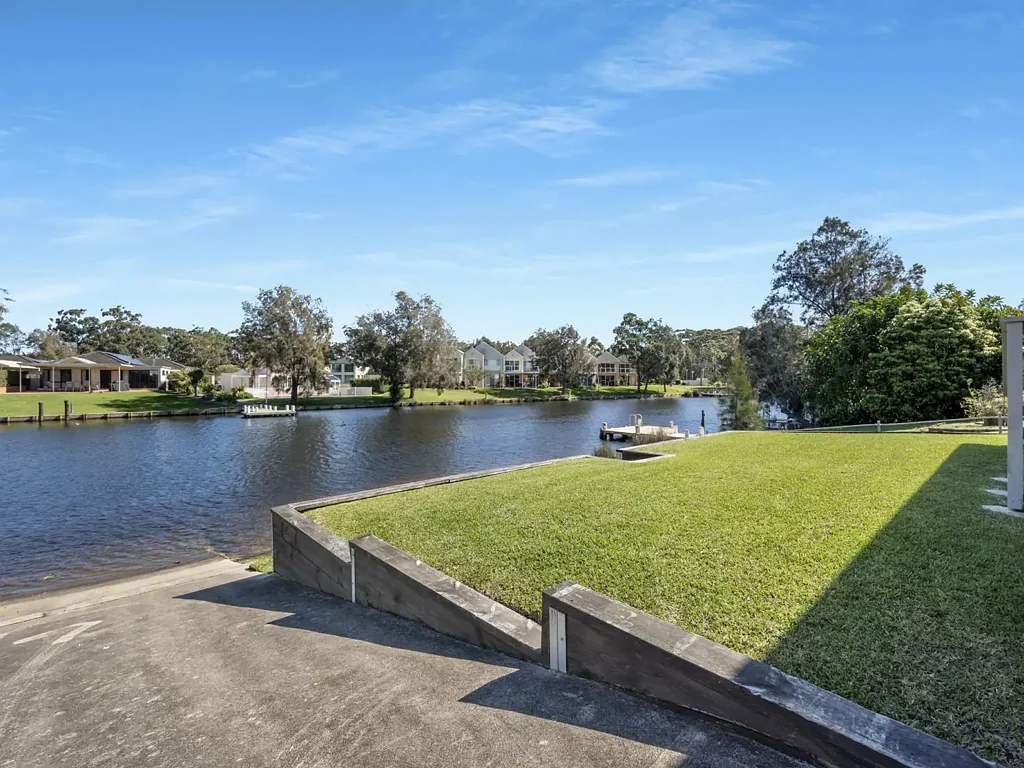 Sussex Inlet 4房  Waterfront Living at Its Finest