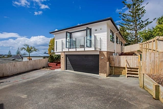 11B Hogans Road, Glenfield, North Shore City