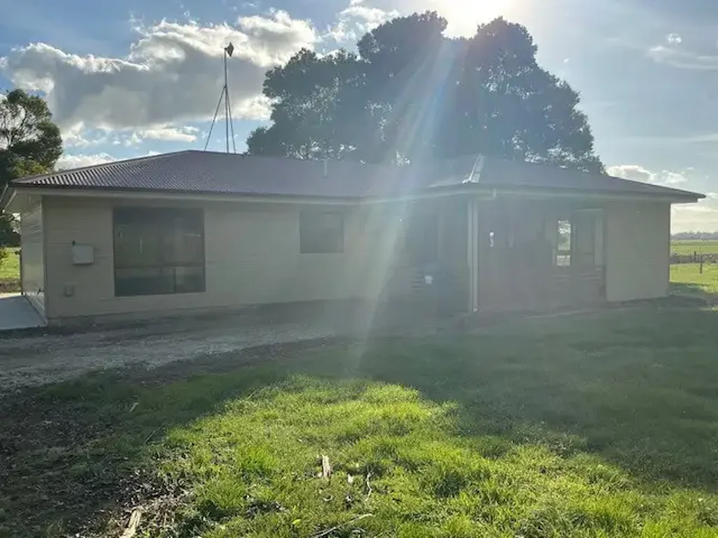 🏡 3-Bedroom Home – Conveniently Located Close to Town
