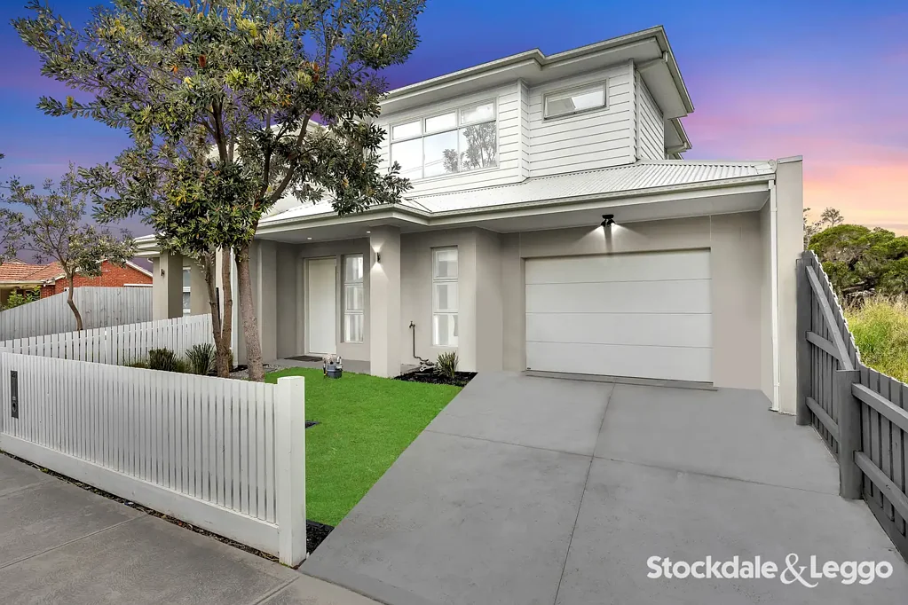 WALKING DISTANCE TO LAVERTON TRAIN STATION !!