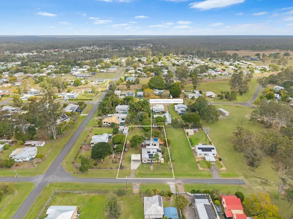 Howard 3房  QUEENSLANDER CHARM, MODERN COMFORT, POOL, SHEDS AND 2,006M² OF SPACE