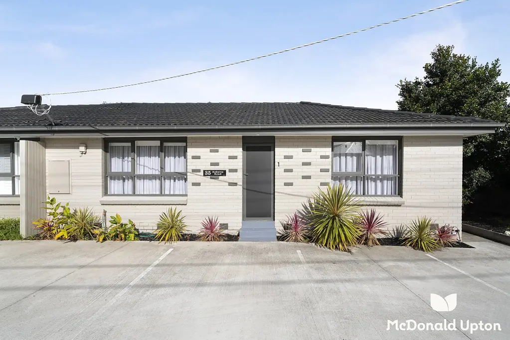 Airport West 2房  Refurbished Villa Unit in Top Spot