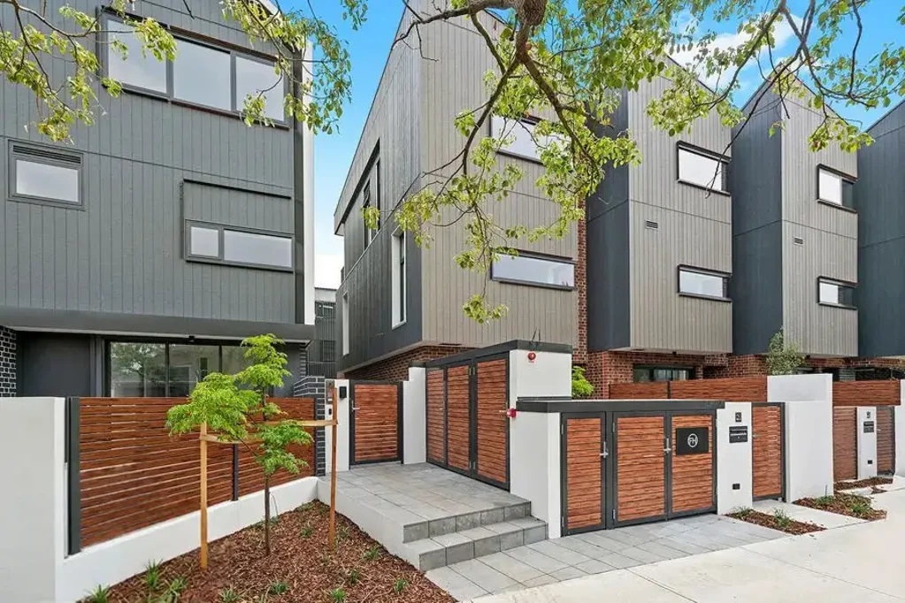 Mckinnon 3ห้องนอน Architectural Ease, Family Space and a Prized McKinnon Address
