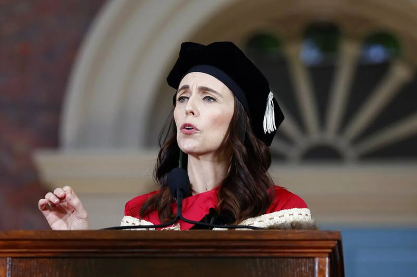 Jacinda Ardern哈佛演讲：身披毛利斗篷，现场反响热烈