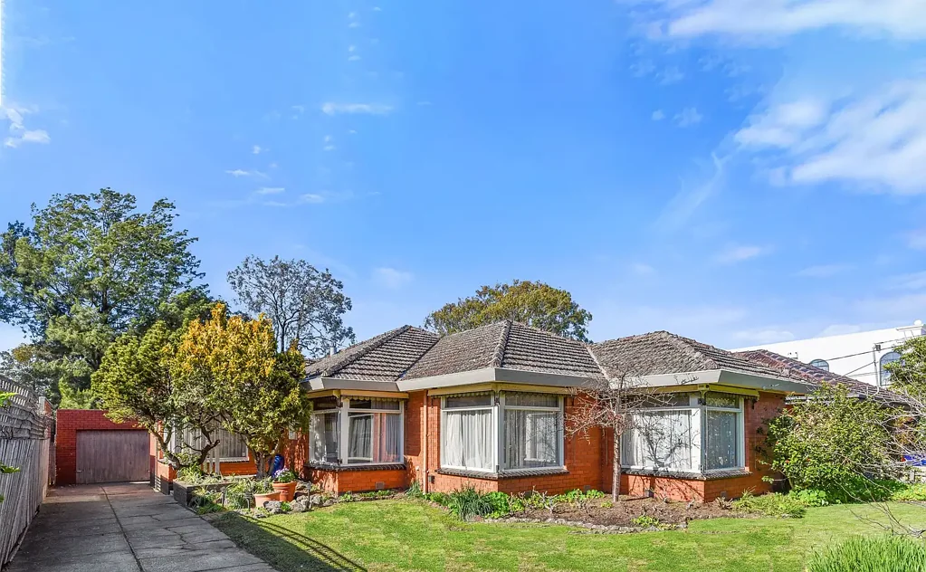 Mount Waverley 4બેડરૂમ Character, Space and Endless Potential in Walking Distance to MWSC