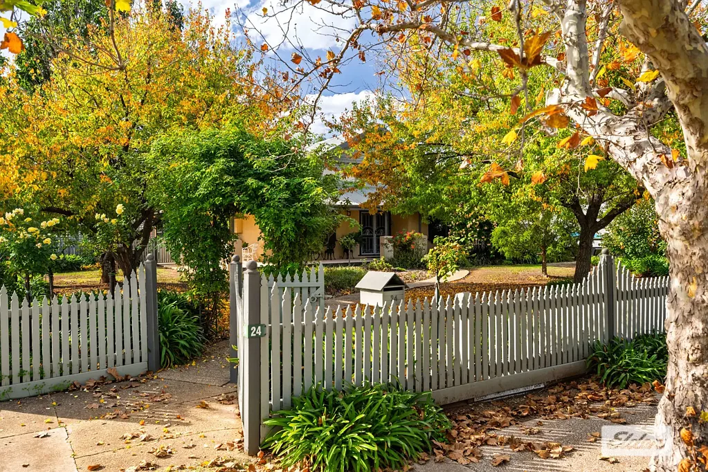 Corowa 3房  Timeless Character. Corner Presence. A Garden Setting That Feels Like Home.