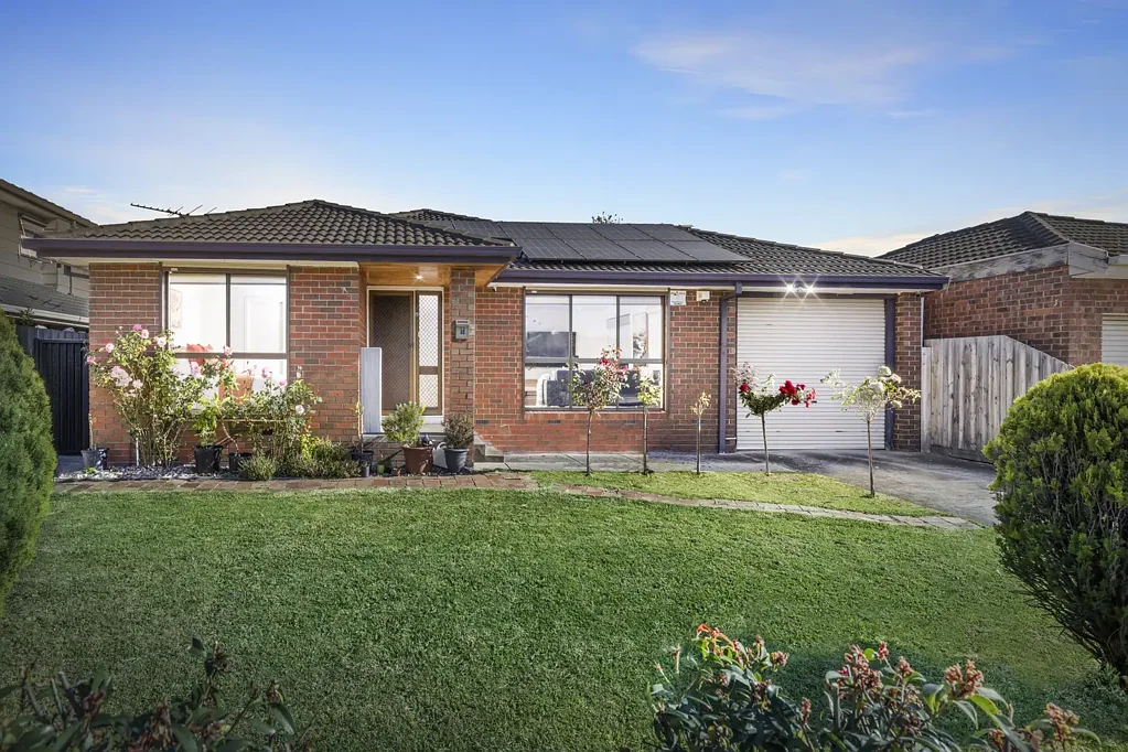 Rowville 4chambre Walk to School, Walk to Shopping, Renovated Delight with Outdoor Entertaining