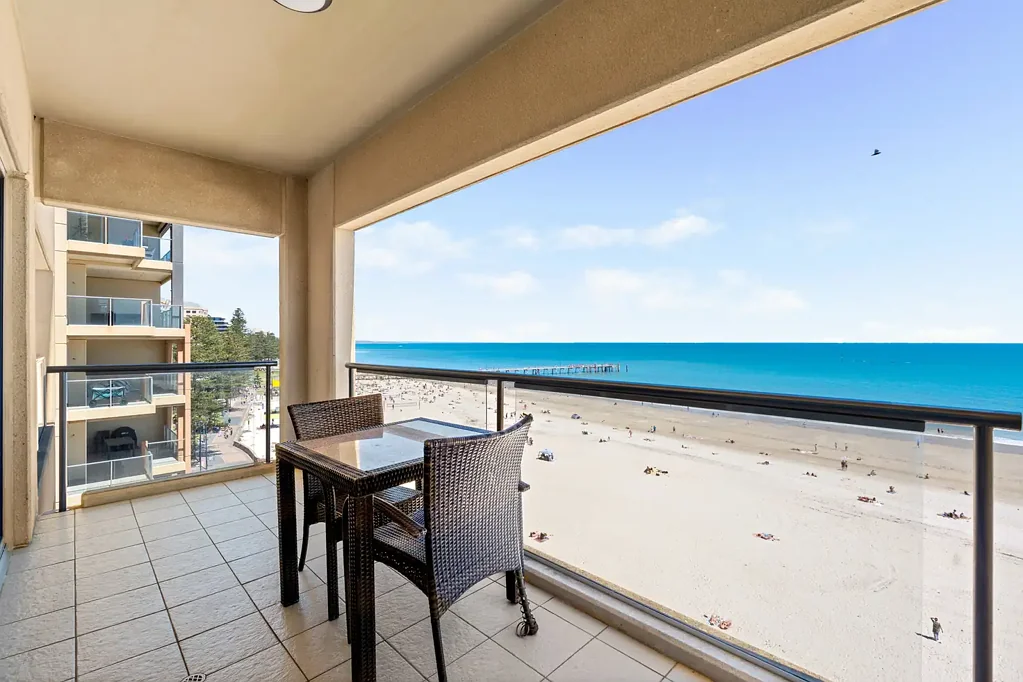 Glenelg 1Kwarto Boutique apartment living with an uninterrupted coastal perspective.