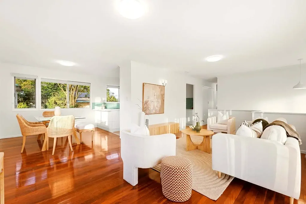 Holland Park West 3Kwarto Elevated Cul-de-Sac Home with a Balcony View You'll Want to Keep
