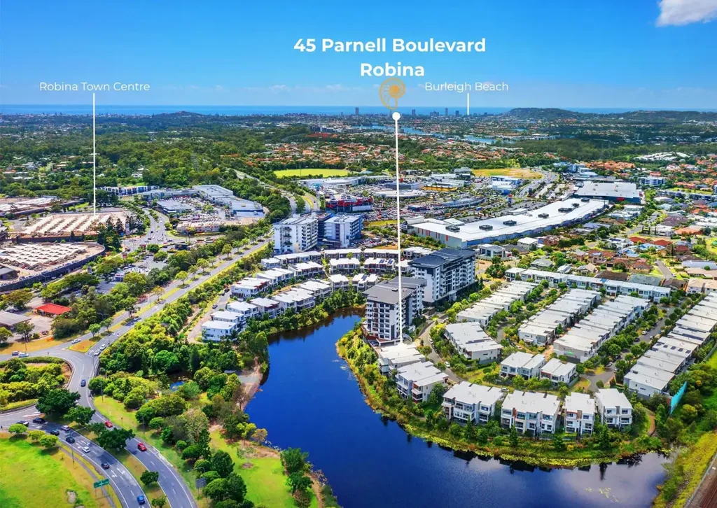 Robina 4Zimmer Executive-Style Lakefront Terrace Home - No Body Corp Fees!
