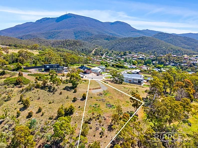Lenah Valley Uninterrupted spectacular mountain views with vistas to the Domain and Derwent River.