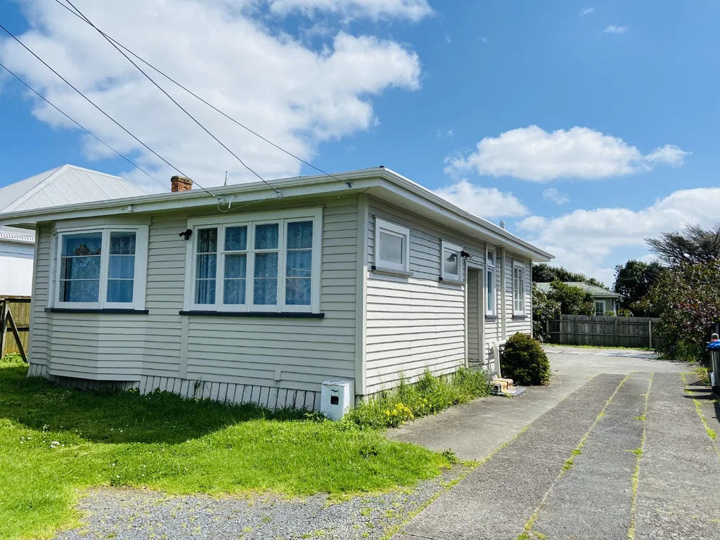 4 bedroom house opposite St Luke's Mall