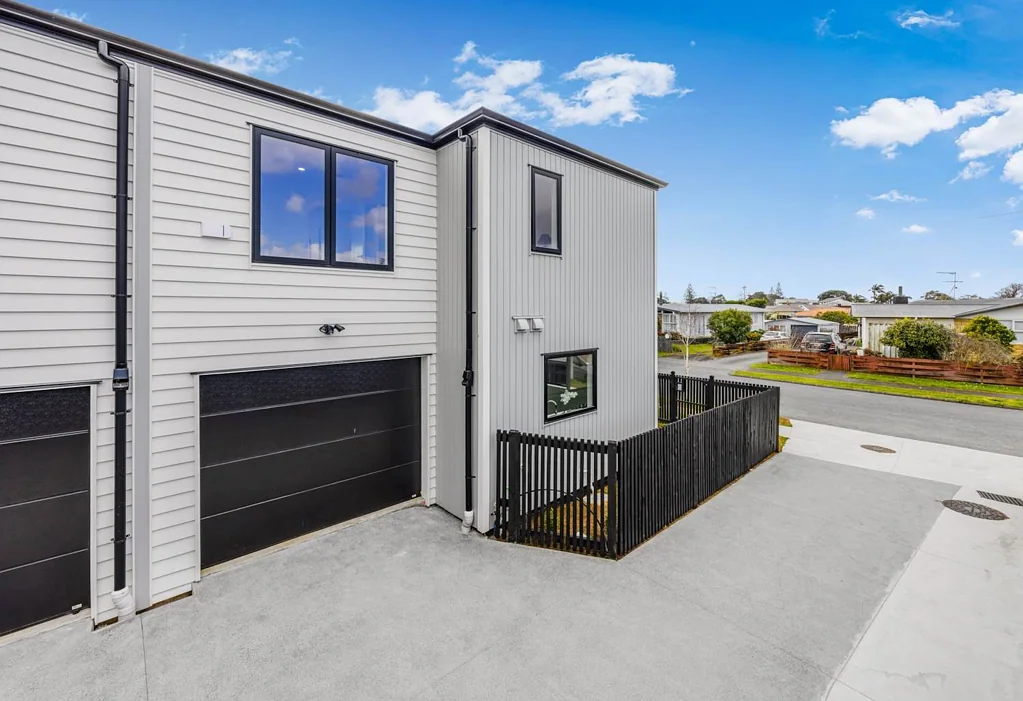 Spacious Modern Living, Close to Everything