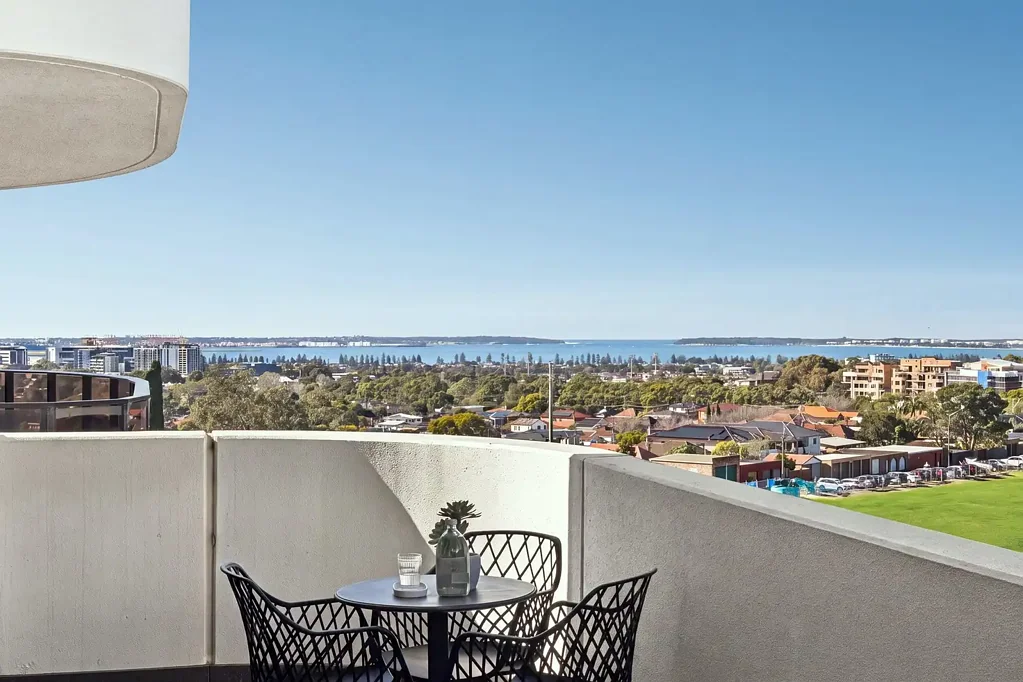 Hurstville 1房 著名 'Beyond' 开发项目中的现代顶层生活 Contemporary Top-Floor Living in the Prestigious 'Beyond' Development