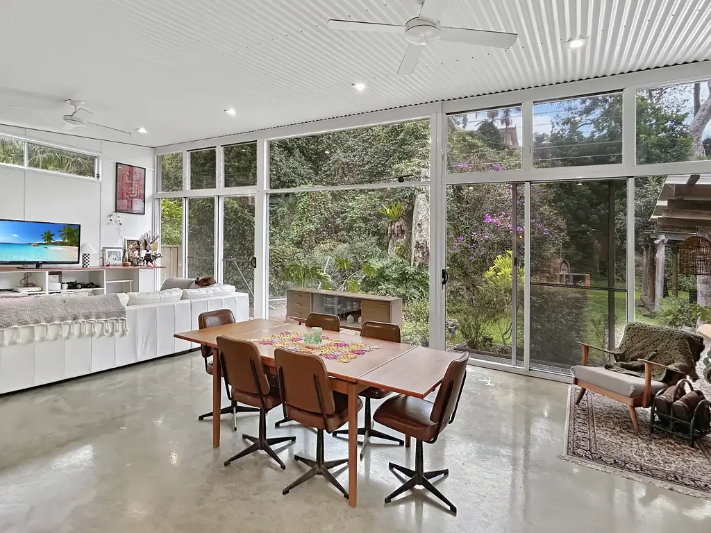 Surfside 4房  11 Timbara Crescent - Situated 100 meters from the Beach (Private Viewings Available)