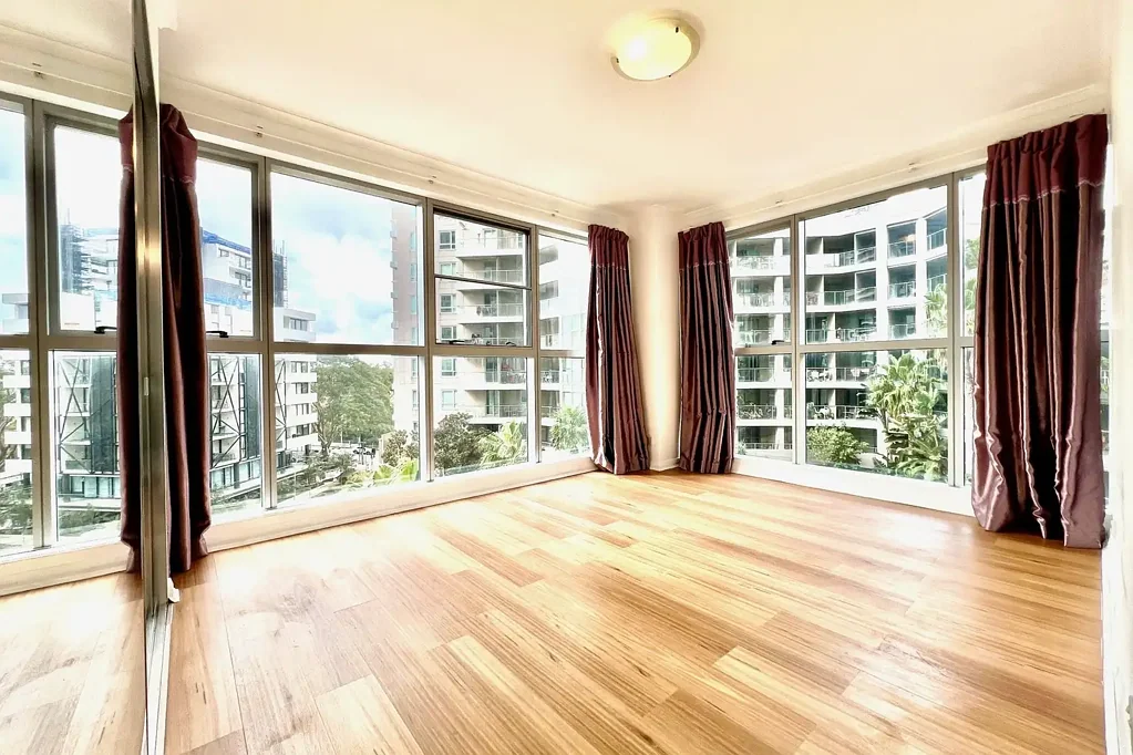 EXTRA LARGE APARTMENT PLUS STUDY IN GREAT LOCATION