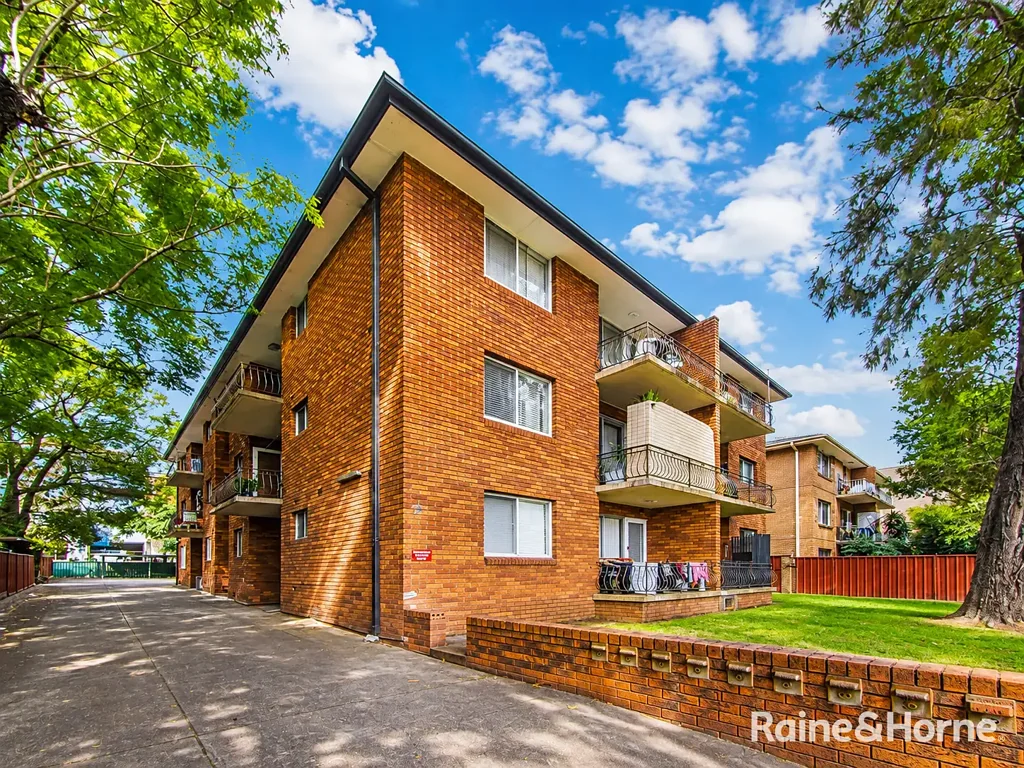 2 Bedroom Unit in Great Central Location!